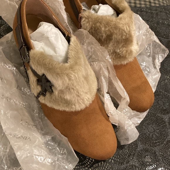 🧡NEW Suede & Fur Faux * Camel/Brown Booties Heels Sz 8 - Picture 9 of 12